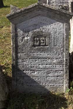 Grabstein Telza Tochter Abraham Hadelburg, Frau Löbusch Schlesinger, 25. Adar 604