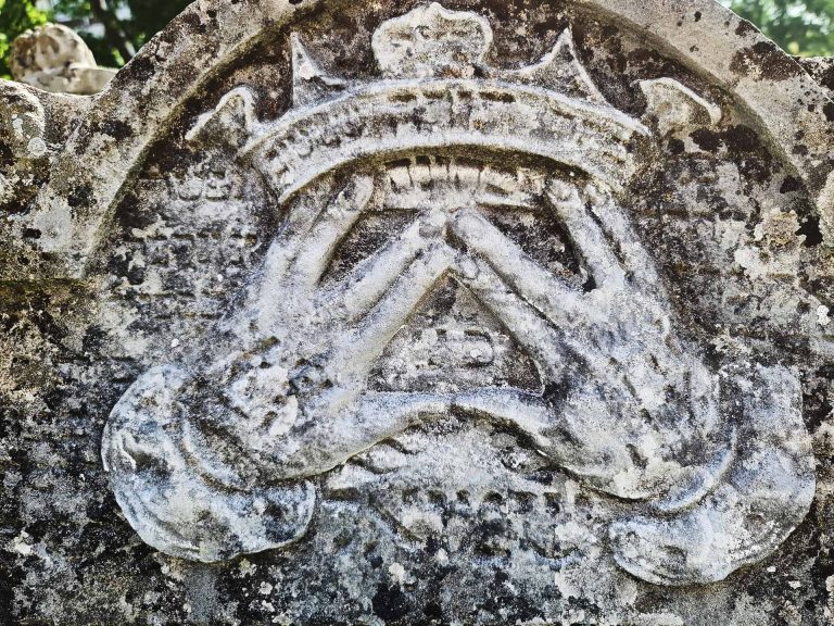 Segnende Priesterhände. Grabstein Samuel Schulmeister-Cohen, 05. Jänner 1791, älterer jüdischer Friedhof Eisenstadt
