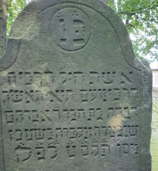 Grabstein (Ausschnitt) Rebekka, Tochter Abraham, 26. Nisan 569 = Mittwoch, 12. April 1809, Copyright: Geschichtsverband Nikolai