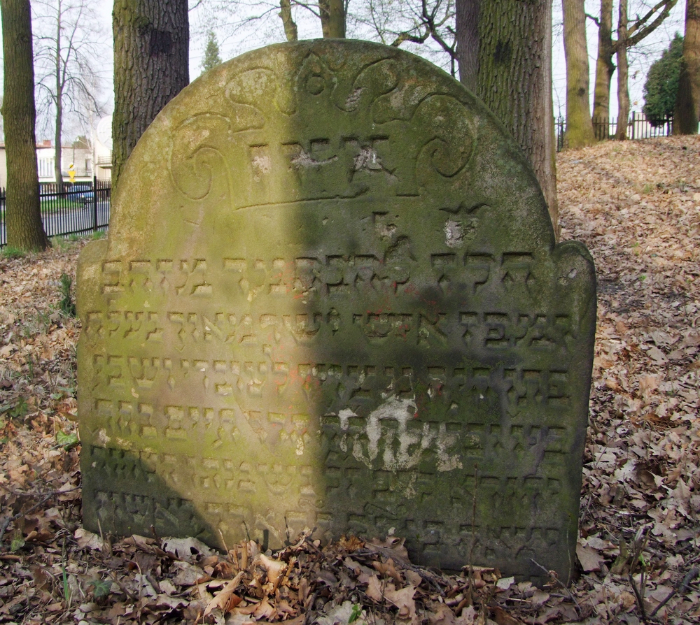 Ältester Grabstein auf dem neuen jüdischen Friedhof Nikolai: Chajim, Sohn des Jehuda Löb, 28. Adar 486 = 1. März 1726