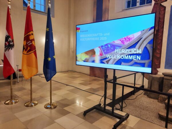 Knapp vor der Preisverleihung in der ehemaligen Synagoge Kobersdorf