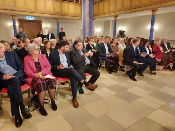 Bis auf den letzten Sitzplatz gefüllt