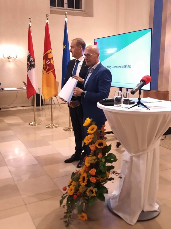 Landesrat Dr. Leonhard Schneemann überreicht mir den Simon-Goldberger-Preis