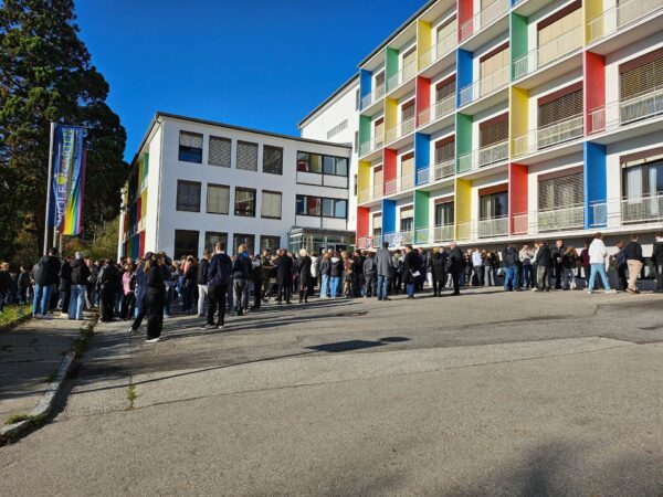 Viele sind zu Gedenkfeier in den "Wolfgarten" gekommen