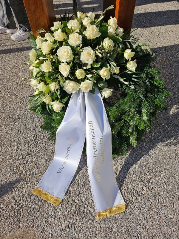 Dieser Erinnerungskranz wurde am Ende der Gedenkfeier von den Schüler:innen ins Wolf-Mausoleum gebracht
