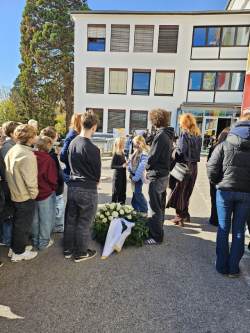 Alle 15 Klassen bringen Gedenksymbole und -gaben Alle 15 Klassen bringen Gedenksymbole und -gaben