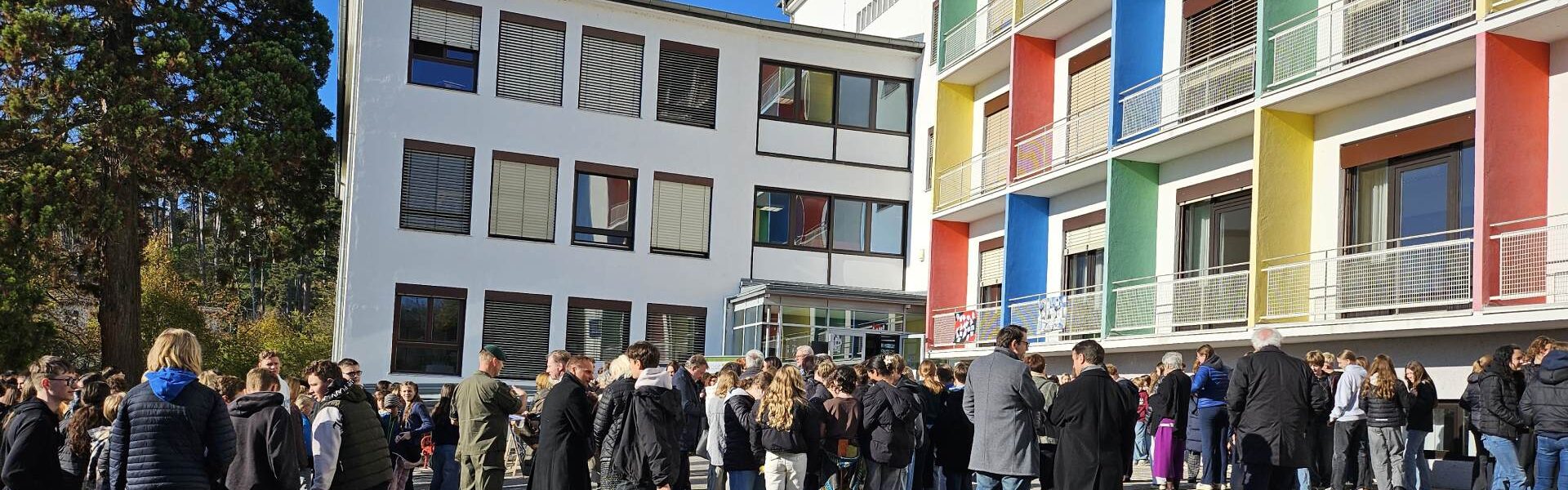 Viele sind zu Gedenkfeier in den "Wolfgarten" gekommen