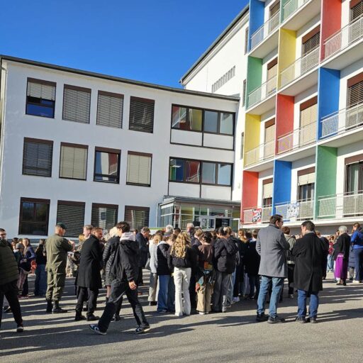 Viele sind zu Gedenkfeier in den "Wolfgarten" gekommen