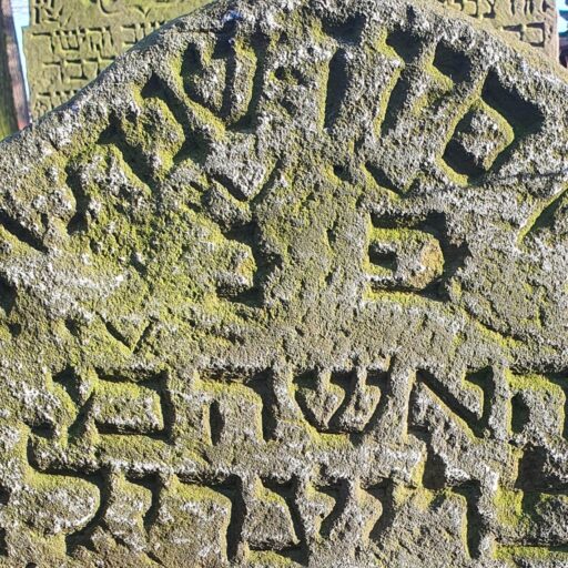 Grabstein Ausschnitt Breindel, Tochter Abraham 28. Siwan 541 = Donnerstag, 21. Juni 1781, Copyright: Piotr Grodecki, Geschichtsverband Nikolai