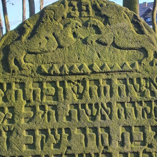 Grabstein Ausschnitt Chaja, Tochter Jakob, 23. Kislew 546 = Freitag, 25. November 1785, Copyright: Piotr Grodecki, Geschichtsverband Nikolai