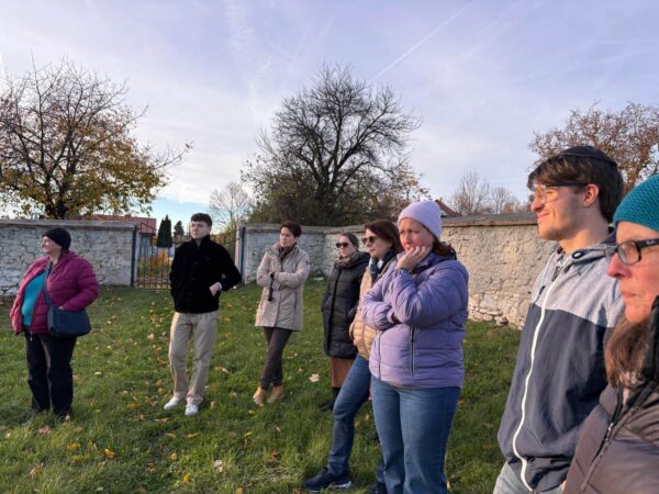 Lehrerinnen und Lehrer bei der Fortbildungsveranstaltung am jüdischen Friedhof Lackenbach, Foto: Adele Grill