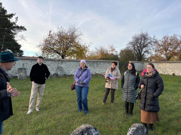 Lehrerinnen und Lehrer bei der Fortbildungsveranstaltung am jüdischen Friedhof Lackenbach, Foto: Adele Grill