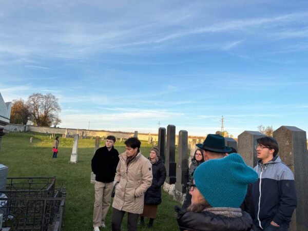 Lehrerinnen und Lehrer bei der Fortbildungsveranstaltung am jüdischen Friedhof Lackenbach, Foto: Adele Grill