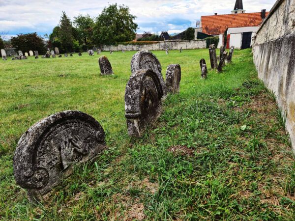 Kohanim-(Priester)gräber nahe der südlichen Friedhofsmauer