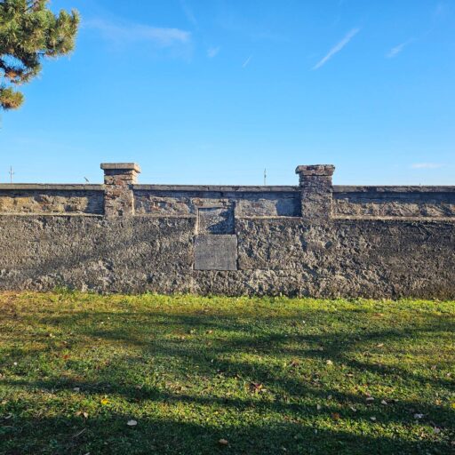 Romafriedhof Lackenbach, Südmauer mit den beiden Tafeln