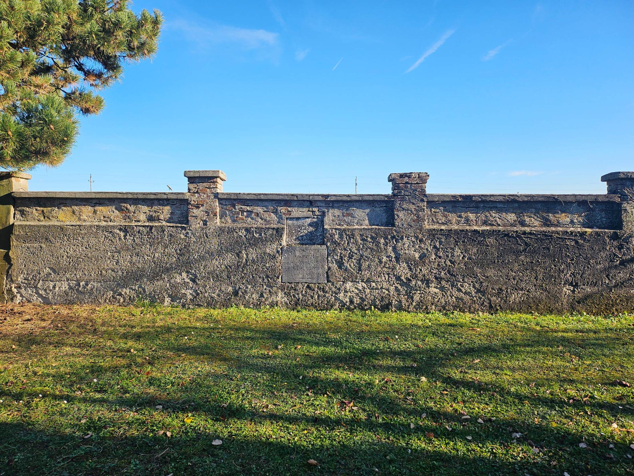 Romafriedhof Lackenbach, Südmauer mit den beiden Tafeln