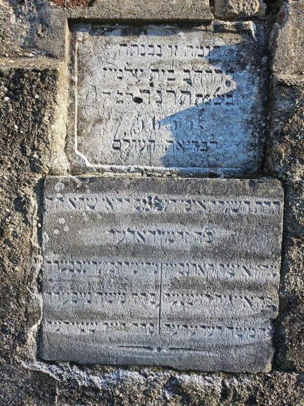 Romafriedhof Lackenbach, beide Tafeln bearbeitet
