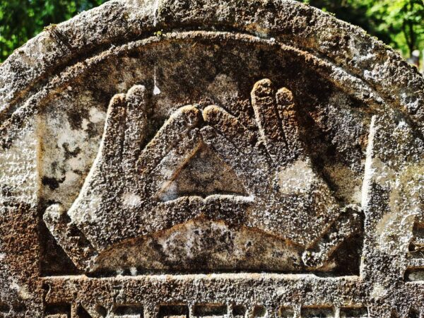 Symbol Segnende Hände am Grabstein von Itzik Ben Abraham, 29. Mai 1841