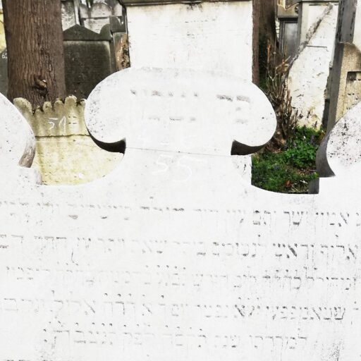 Ausschnitt Grabstein Hirschl Löbl Kohn, 1. Elul 5608 = Dienstag, 23. auf Mittwoch, 24. August 1808, Foto: Wolf-Erich Eckstein