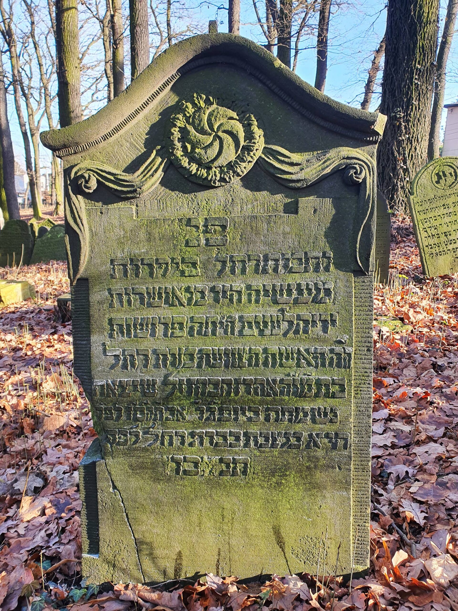 Grabstein Rachel Tochter Ahron Kohn, 9. Av 567 = Donnerstag, 13. August 1807; Copyright: Piotr Grodecki, Geschichtsverband Nikolai