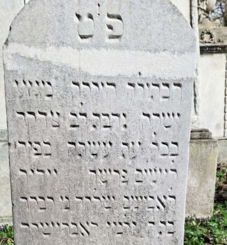 Grabstein Regina (Rivka) Dobruschka, 26. Tevet 775 = Schabbat Ausgang, 26. Jänner 1815