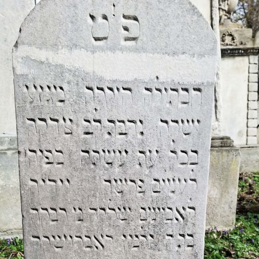 Grabstein Regina (Rivka) Dobruschka, 26. Tevet 775 = Schabbat Ausgang, 26. Jänner 1815