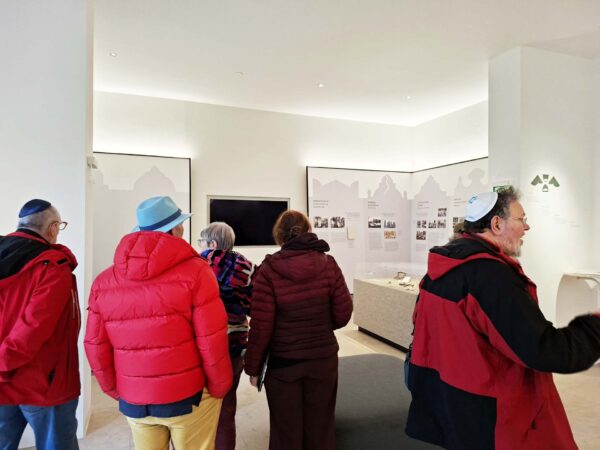 Im Ausstellungsraum des jüdischen Friedhofes Währing