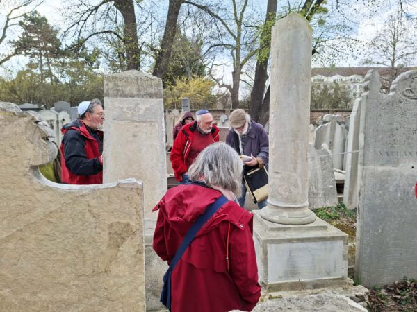 Mit Wolf-Erich Eckstein und allen Kursteilnehmerinnen/Kursteilnehmern am jüdischen Friedhof Währing