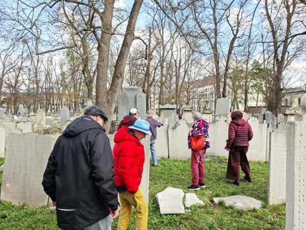 Mit Wolf-Erich Eckstein und allen Kursteilnehmerinnen/Kursteilnehmern am jüdischen Friedhof Währing