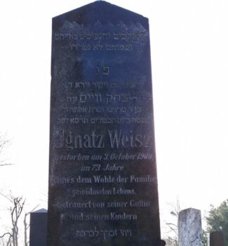 Grabstein Ausschnitt Ignatz (Isak) Weisz, Jom Kippur = 10. Tischre 661 = Mittwoch, 3. Oktober 1900 und Fanny (Fradel) Weisz, geborene Tausig, 24. Av 669 = Mittwoch, 11. August 1909