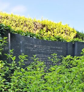 Am jüdischen Friedhof Mödling
