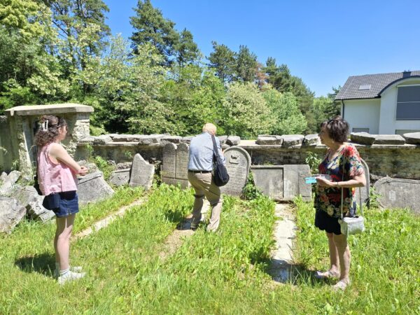Familie Holzer vor dem neu gefundenen Grabstein von Michle Holzer