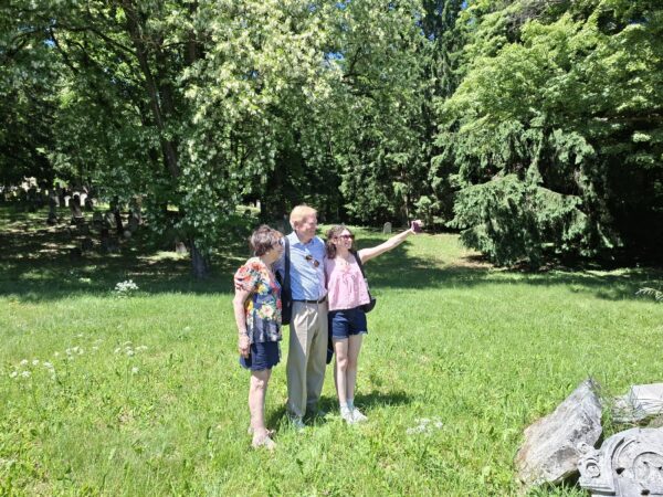 Irene, Samuel und Kylie Holzer am jüdischen Friedhof Kobersdorf