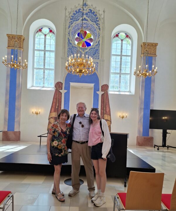 Irene, Samuel und Kylie Holzer in der ehemaligen Synagoge Kobersdorf