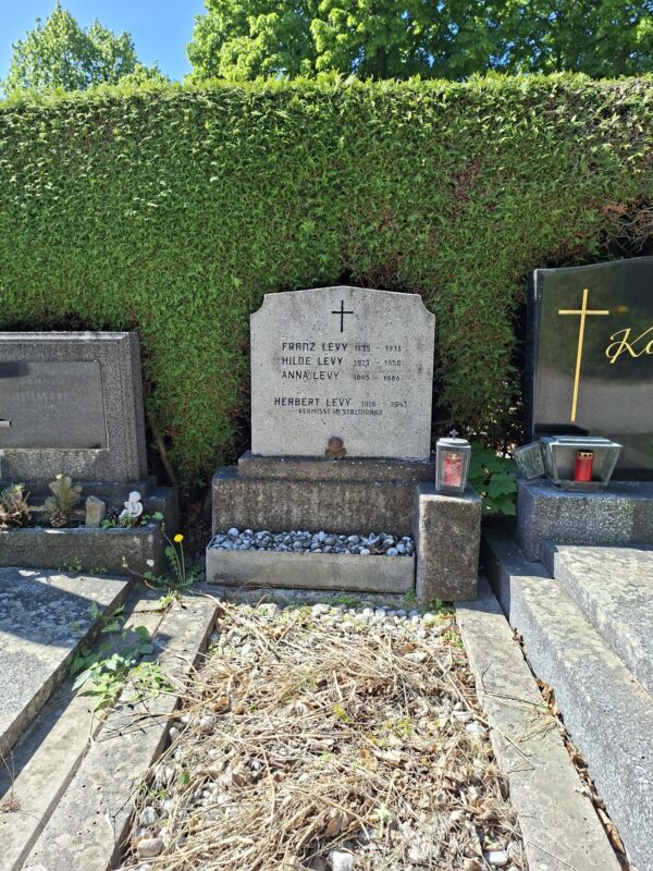 Grabstein Familie Levy mit Kreuz gegenüber dem Eingangstor zum jüdischen Friedhof