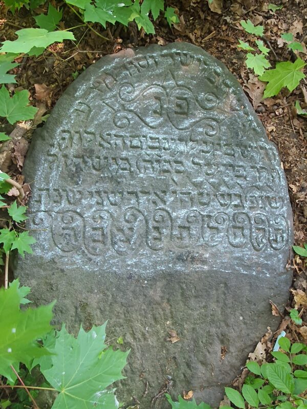 Grabstein Feitel, Sohn Mose, 18. Adar II 548 = Dienstag, 18. März 1748. Copyright: Piotr Grodecki, Geschichtsverband Nikolai
