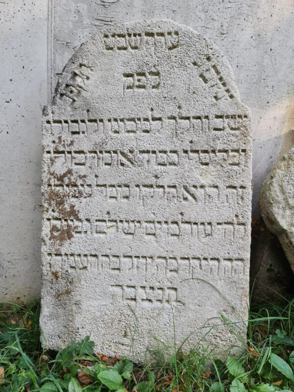 Grabstein Josel, Sohn Henoch, 29. Tevet 582 = Dienstag, 22. Jänner 1822