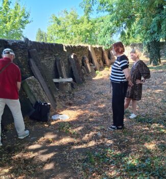 Sondierung der neu aus der Erde geborgenen Grabsteine am jüdischen Friedhof Rechnitz