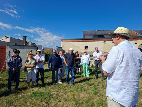 Beginn des Rundganges am jüdischen Friedhof Lackenbach