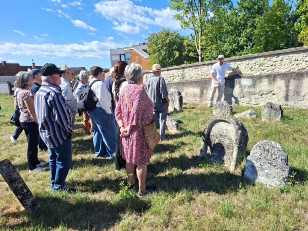 Über die Mauer - am jüdischen Friedhof Lackenbach